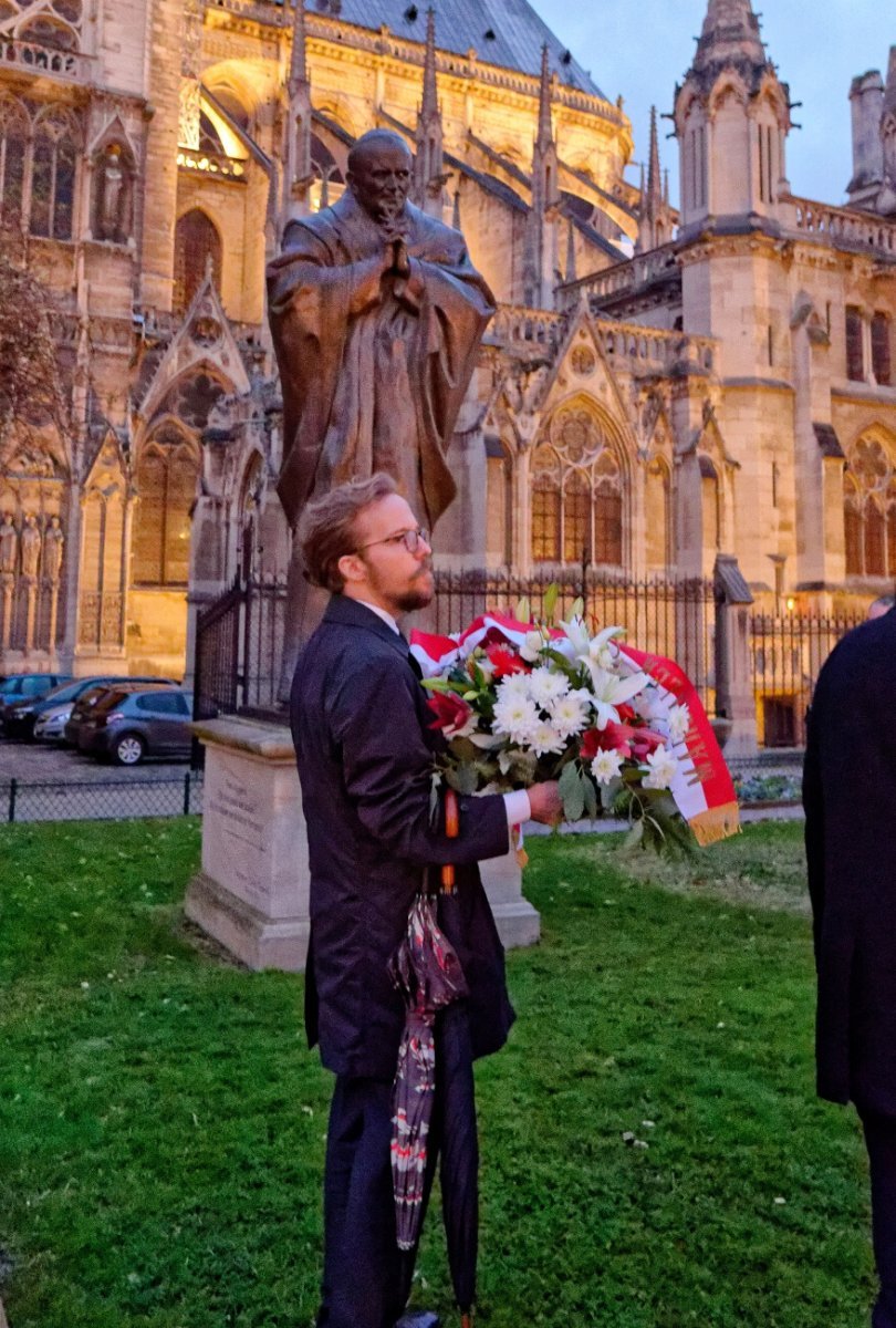 Dépôt d'une gerbe devant la statue de saint Jean-Paul II. © Yannick Boschat / Diocèse de Paris.