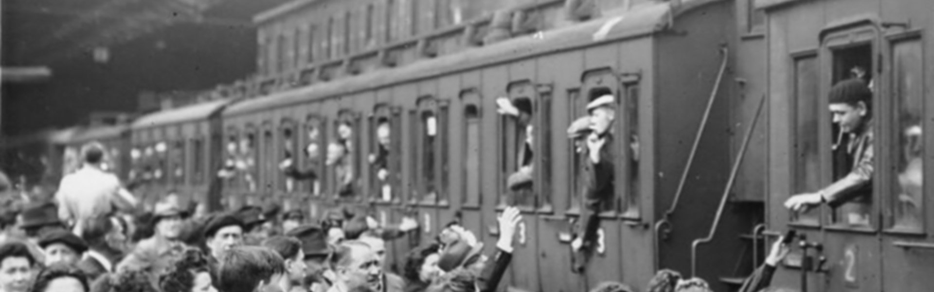 Départ des S.T.O. de Paris vers l'Allemagne au printemps 1943. (c) Bundesarchiv, Bild 183-J14405 / o.Ang..