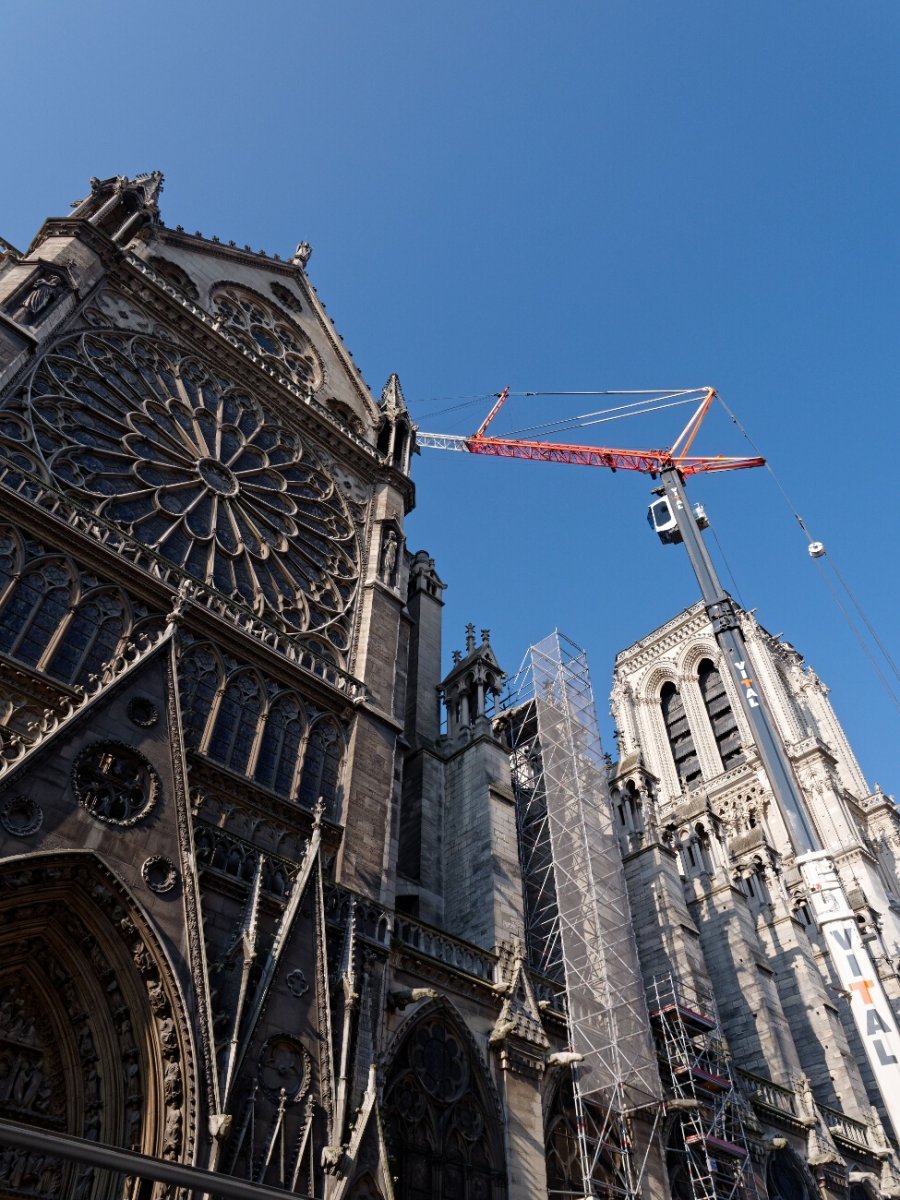 Dépose des 16 statues de la flèche de Notre-Dame de Paris. © Yannick Boschat / Diocèse de Paris.