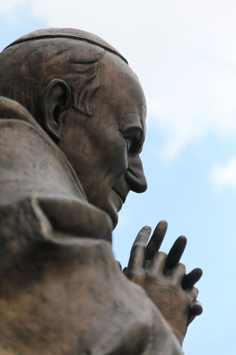 Statue de saint Jean-Paul II. © Yannick Boschat.