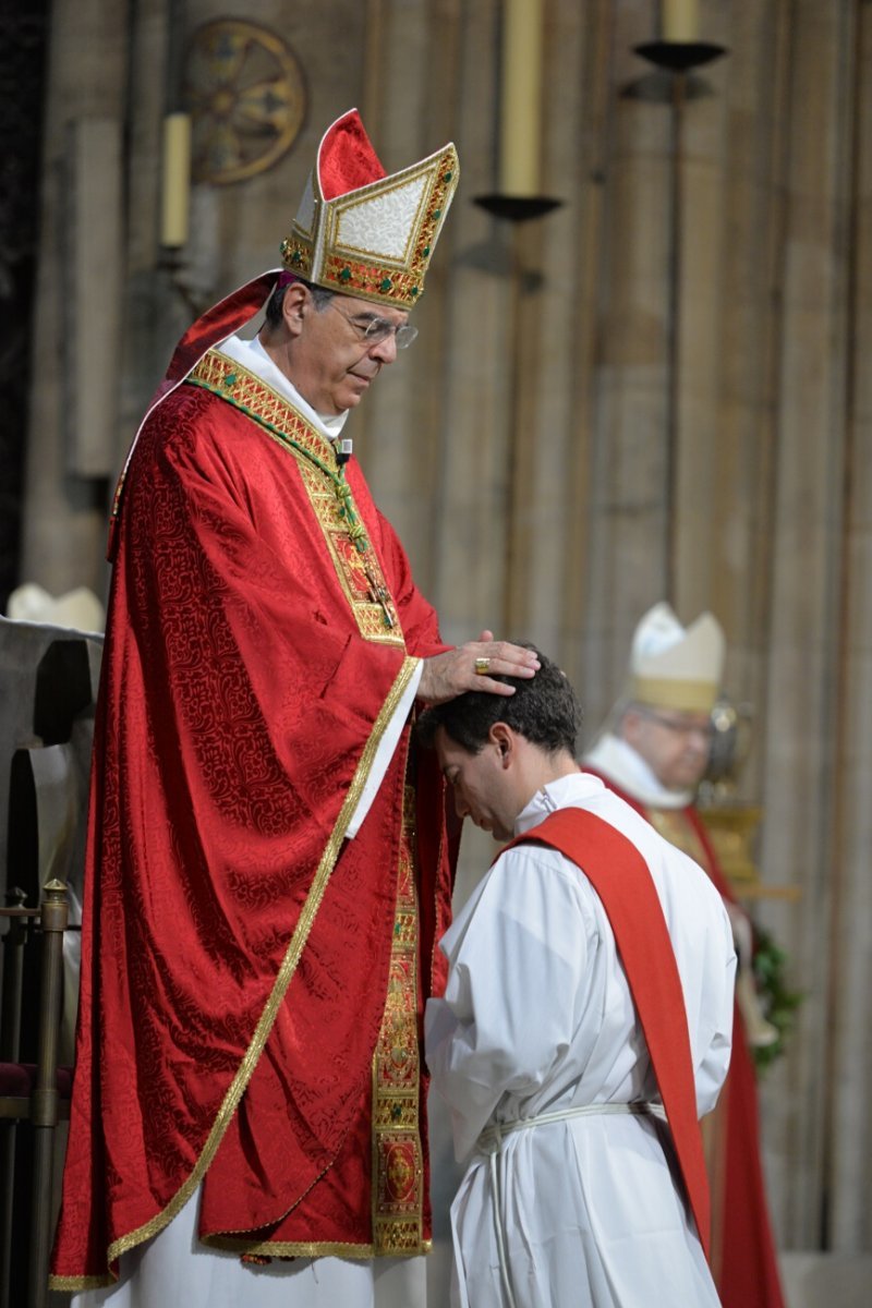 L'archevêque a imposé des mains chaque ordinand. © Marie-Christine Bertin / Diocèse de Paris.