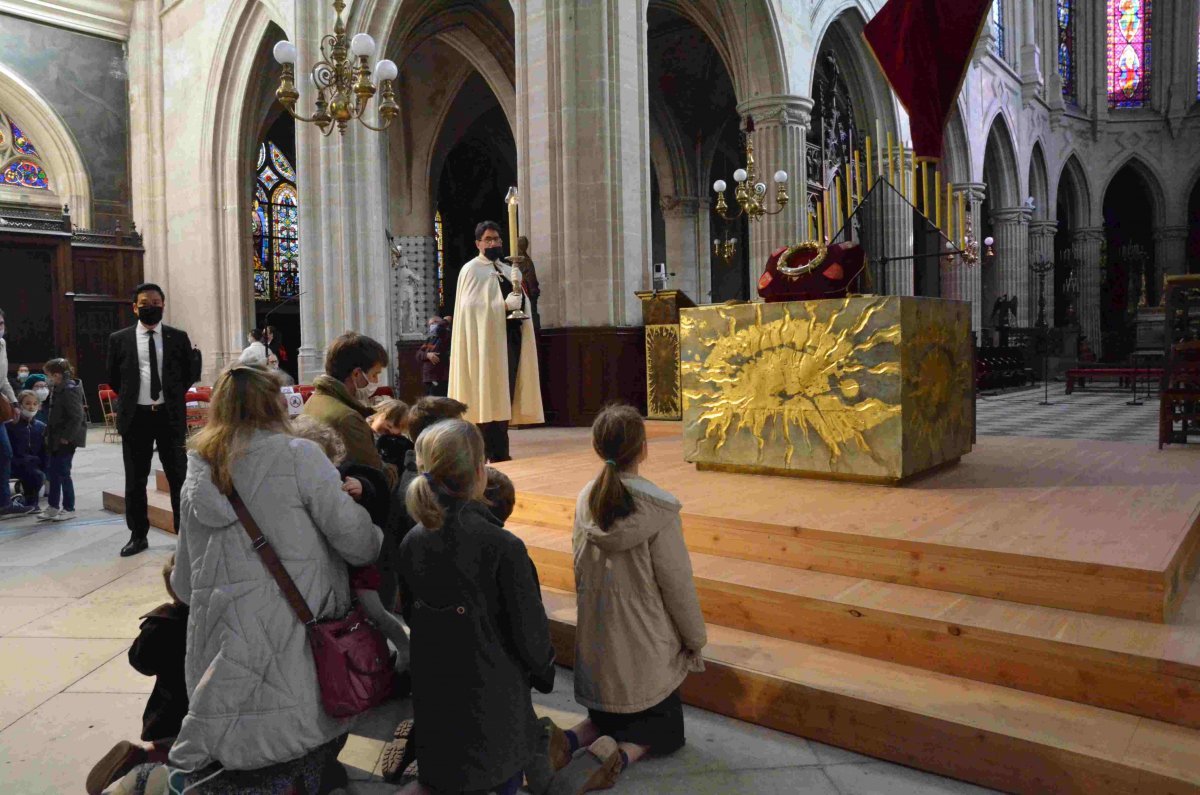 Vendredi saint à Saint-Germain l'Auxerrois : Ostension de la Couronne (…). © Michel Pourny / Diocèse de Paris.