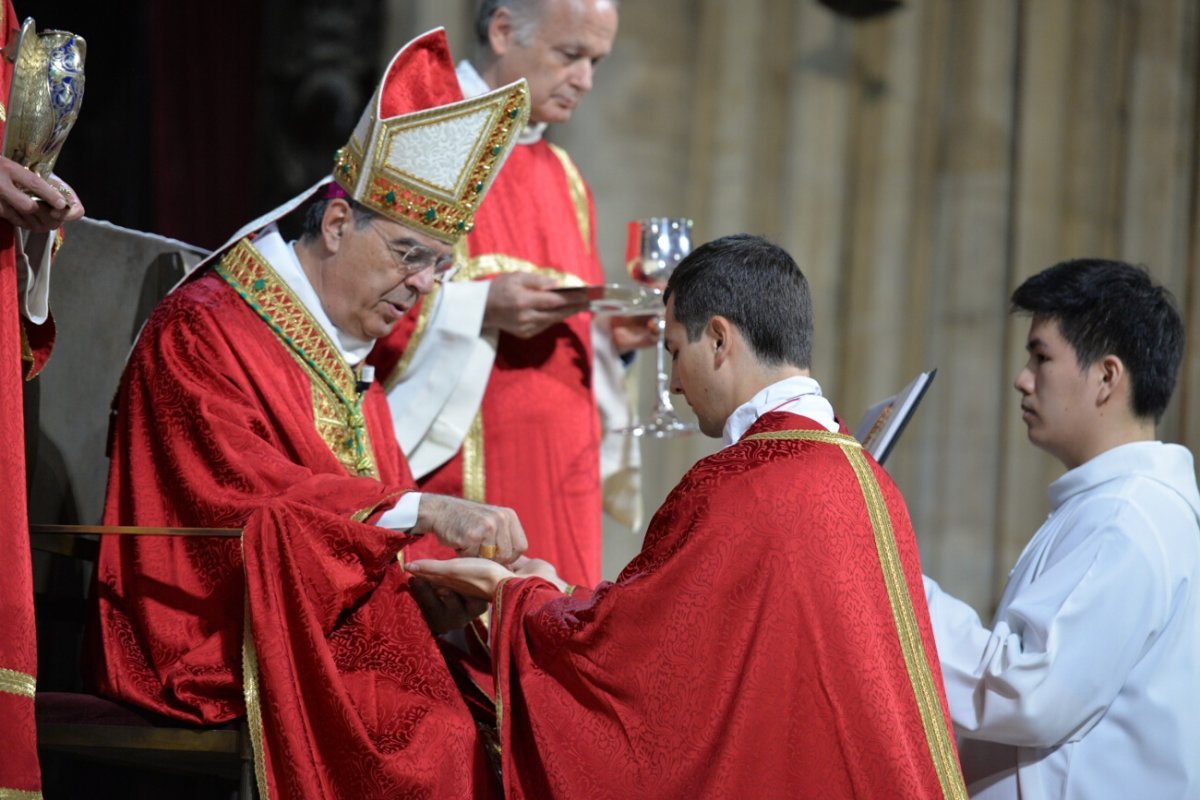 L'archevêque oint de Saint Chrême les mains des nouveaux prêtres. © Marie-Christine Bertin / Diocèse de Paris.