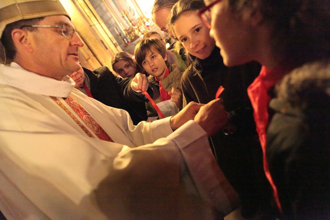 Distribution des bracelets par Mgr Eric de Moulins-Beaufort, évêque auxilaire. © Yannick Boschat / Diocèse de Paris.