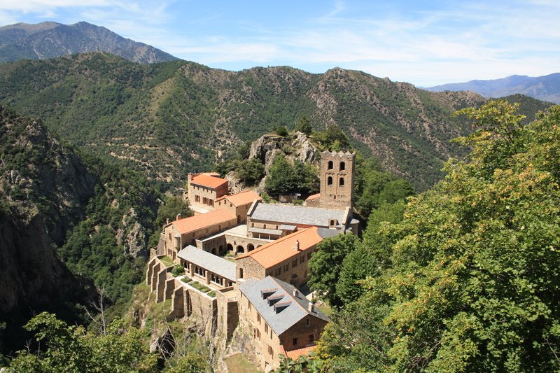 Point de depart de la marche l'abbaye Saint Martin de Canigou. © Diocèse de Paris 