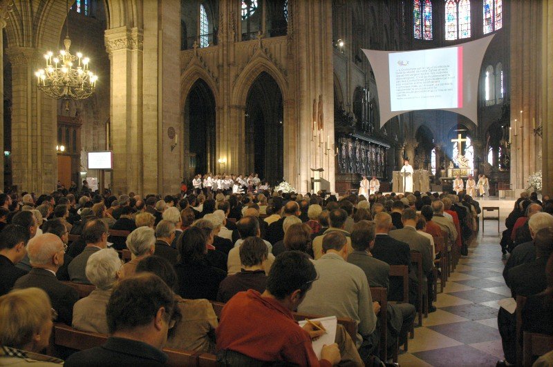 Septembre 2009 : Lancement de « Paroisses en mission ».. Le Cardinal André Vingt-Trois présente « Paroisses en mission » lors d'une assemblée diocésaine à Notre-Dame de Paris devant 3 000 Parisiens. 