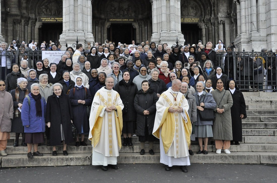 Sortie de la messe pour la fête de la Chaire de saint Pierre. © BSCM.