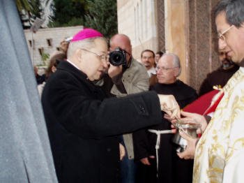 Accueil liturgique par les Franciscains. 