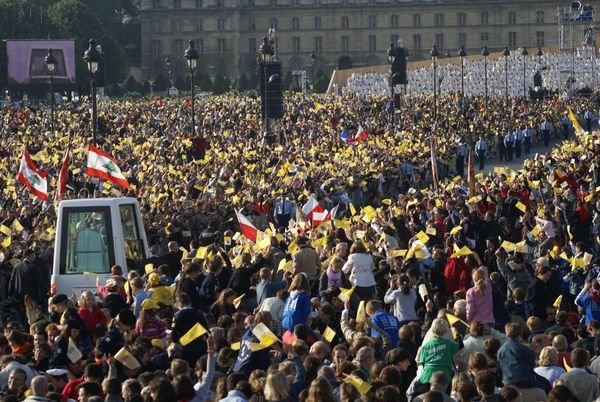 Septembre : Visite de Benoît XVI. 260 000 personnes assistent à la messe célébrée par le Pape Benoît XVI sur l'esplanade des Invalides. 