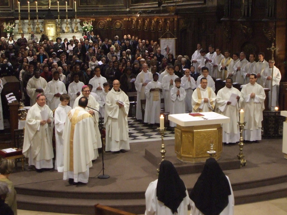 C'est dans une ambiance chaleureuse que la messe a commencé par (…). © Notre-Dame des Victoires 