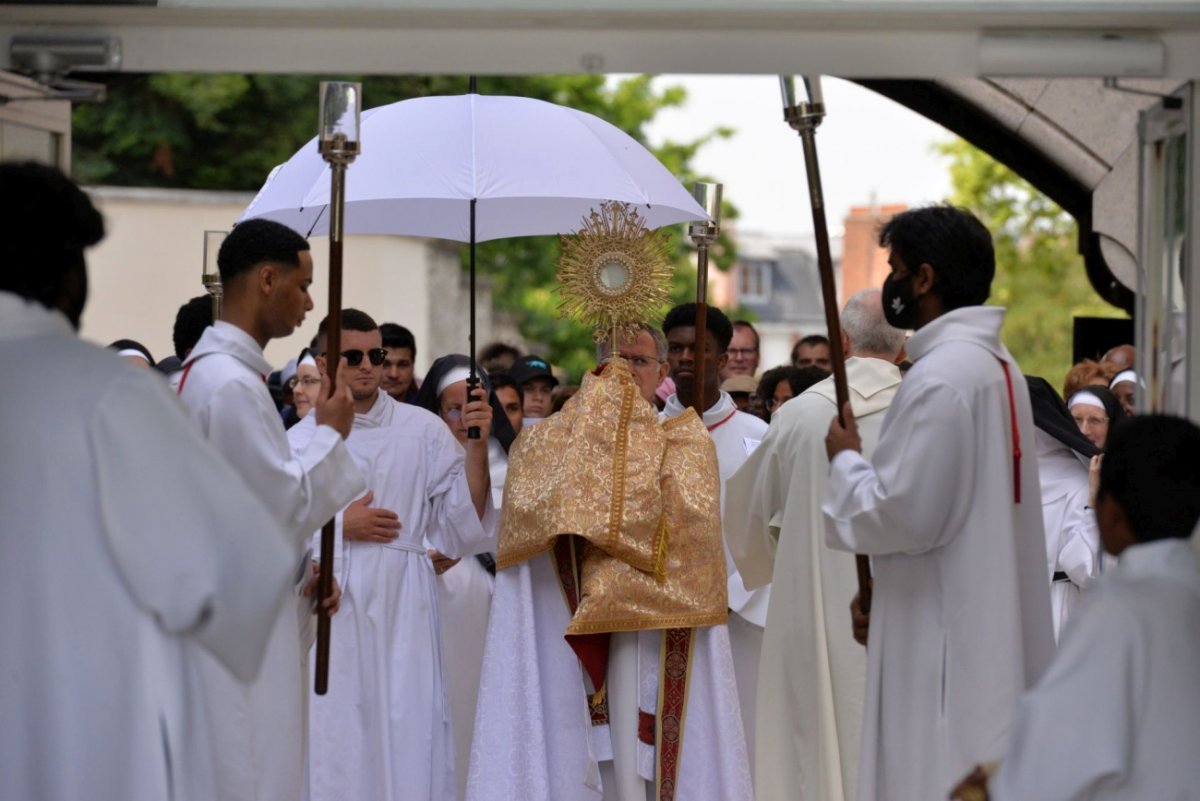 Procession de la Fête-Dieu. © Marie-Christine Bertin / Diocèse de Paris.