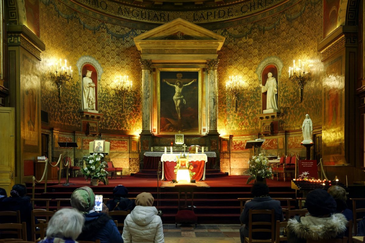 Vénération des reliques de sainte Joséphine Bakhita à Saint-Louis d'Antin. © Trung Hieu Do / Diocèse de Paris.