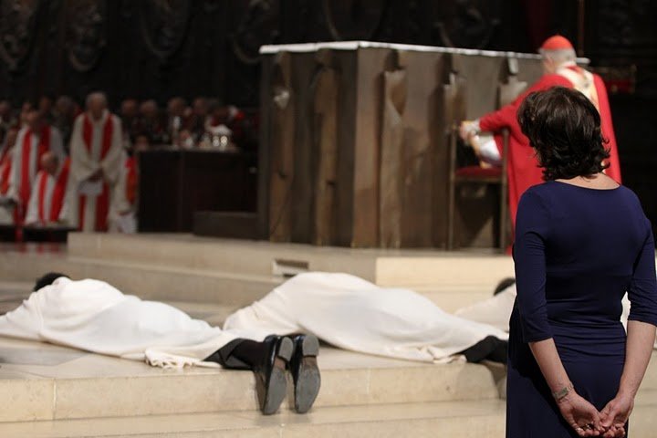 Ordinations de diacres permanents 2010 – Les ordinands sont prostrés, leurs (…). © Yannick Boschat / Diocèse de Paris.