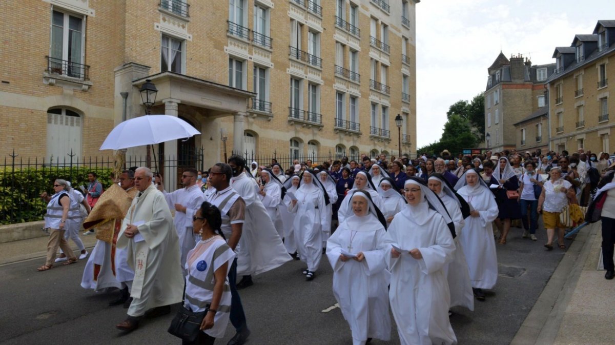 Procession de la Fête-Dieu. © Marie-Christine Bertin / Diocèse de Paris.