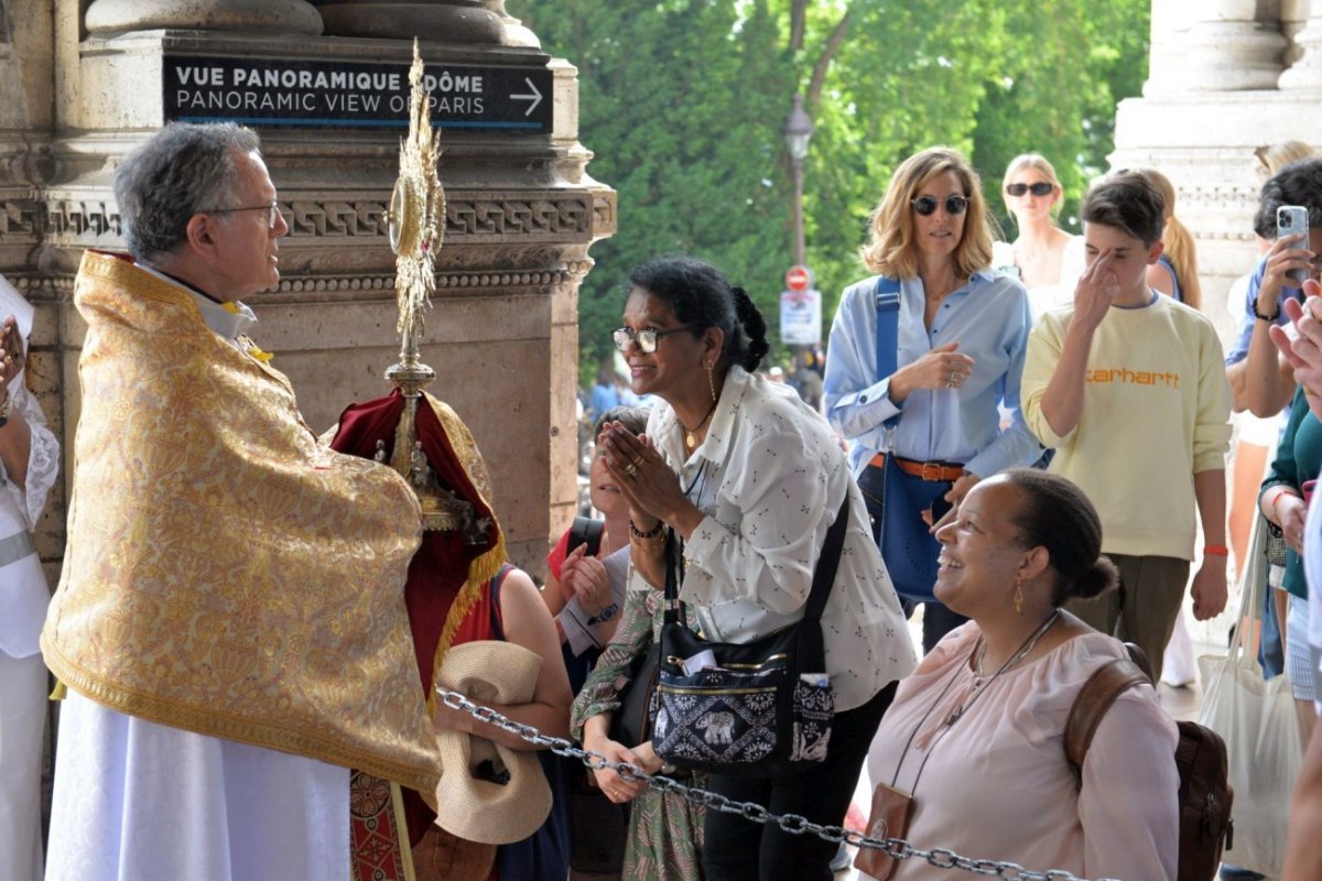 Procession de la Fête-Dieu. © Marie-Christine Bertin / Diocèse de Paris.