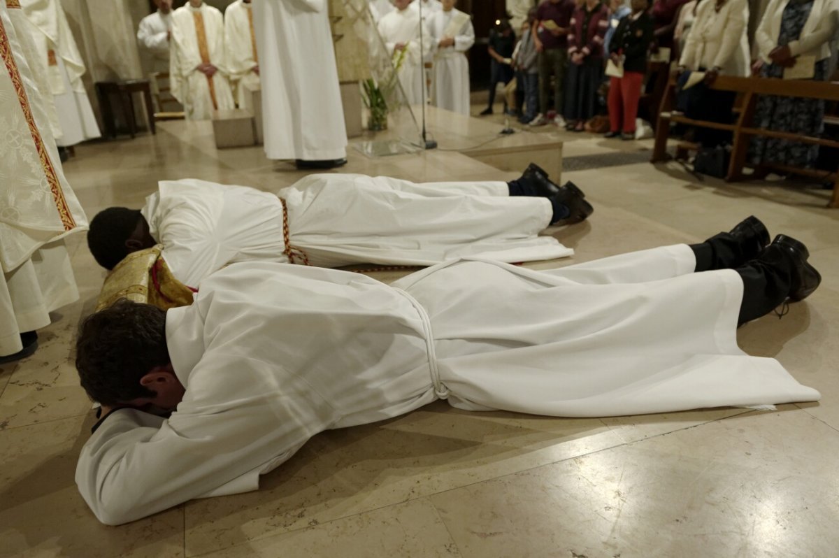 Ordinations diaconales en vue du sacerdoce 2019. Par Mgr Denis Jachiet, évêque auxiliaire de Paris, le 28 septembre 2019 à Saint-Lambert de Vaugirard. © Trung Hieu Do / Diocèse de Paris.