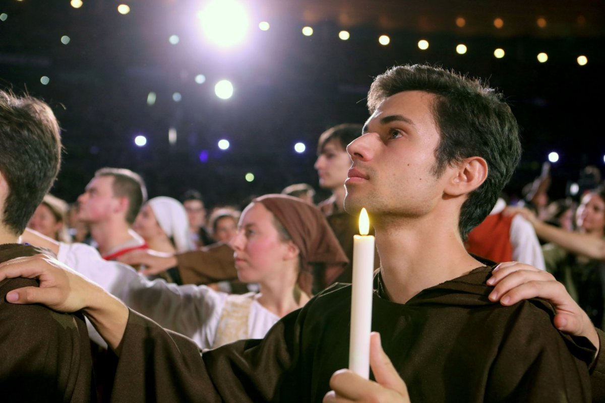 Jeunes en prière durant la veillée avec le Pape au Stade de France le 25 (…). © Antoine Muller / Diocèse de Paris.