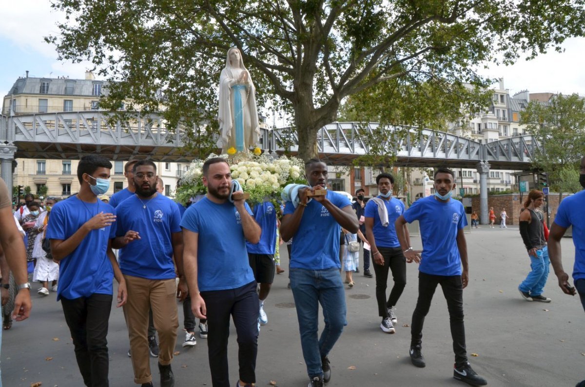 Fête de l'Assomption de la Vierge Marie : procession dans Paris. © Michel Pourny / Diocèse de Paris.