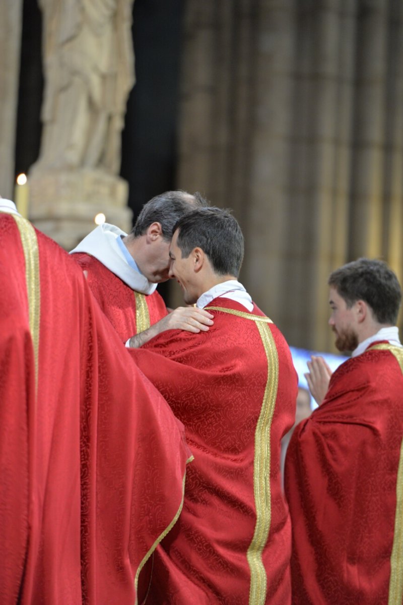 Les nouveaux prêtres revêtent l'étole et la chasuble. © Marie-Christine Bertin / Diocèse de Paris.