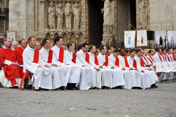 Juin : Ordinations Sacerdotales. 11 nouveaux prêtres ont été ordonnés pour le diocèse de Paris. 