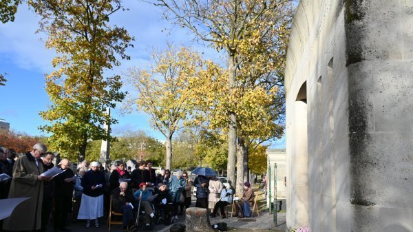 Prière pour les prêtres défunts au cimetière Montparnasse 2025