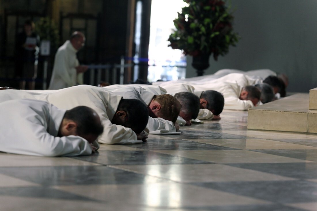 Prostration des candidats. © Yannick Boschat / Diocèse de Paris.