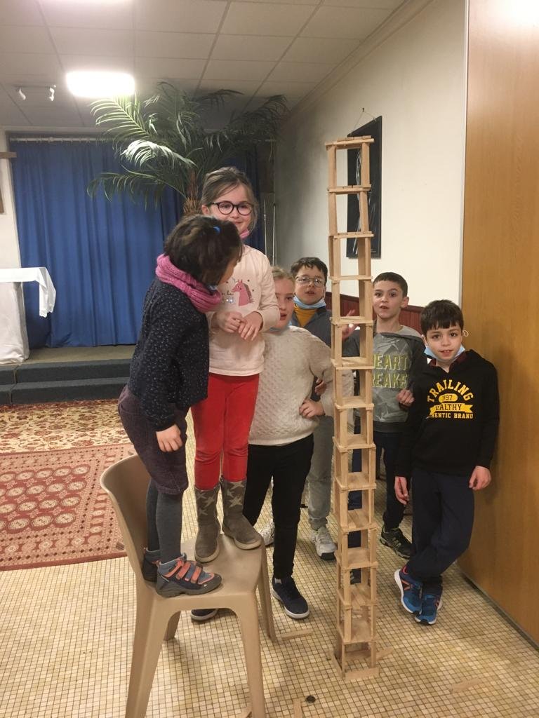 Notre-Dame de Lourdes élève sa Tour de Babel © Diocèse de Paris - Vicariat Enfance Adolescence.