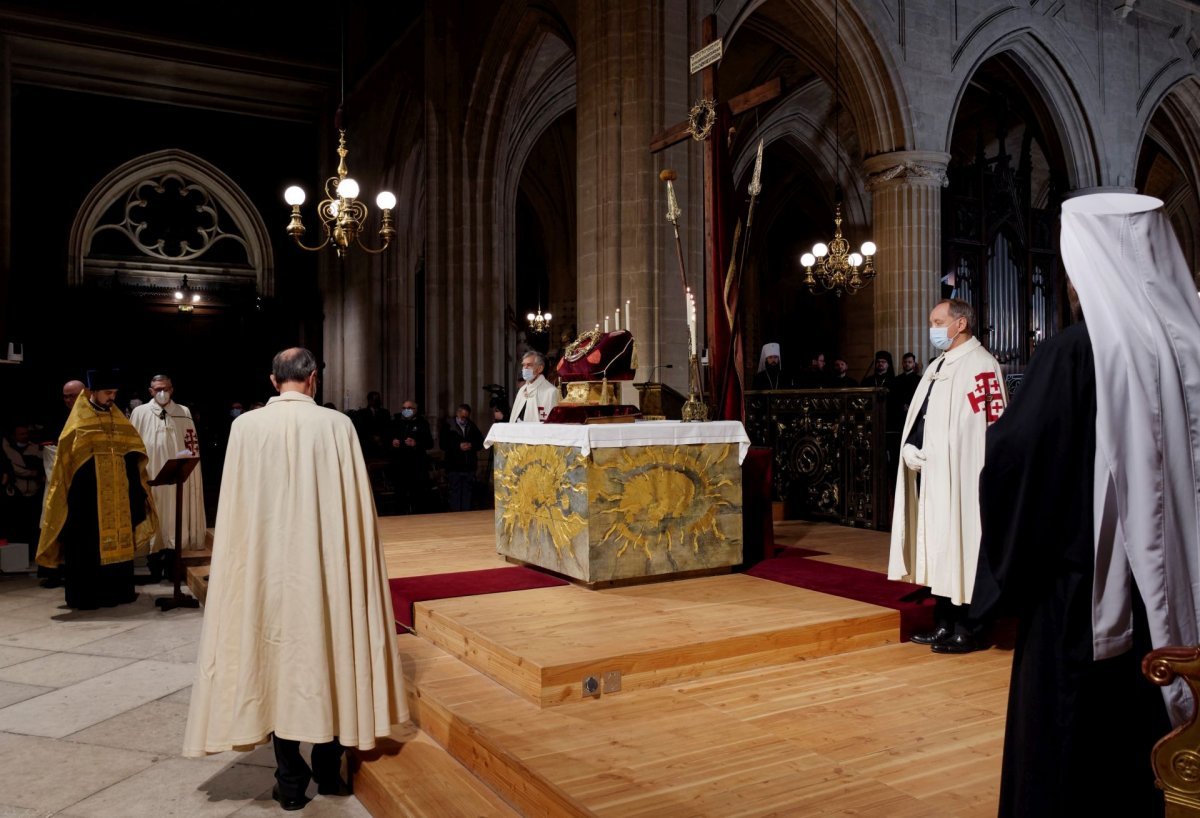 Ostention de la sainte couronne d'épines. © Yannick Boschat / Diocèse de Paris.