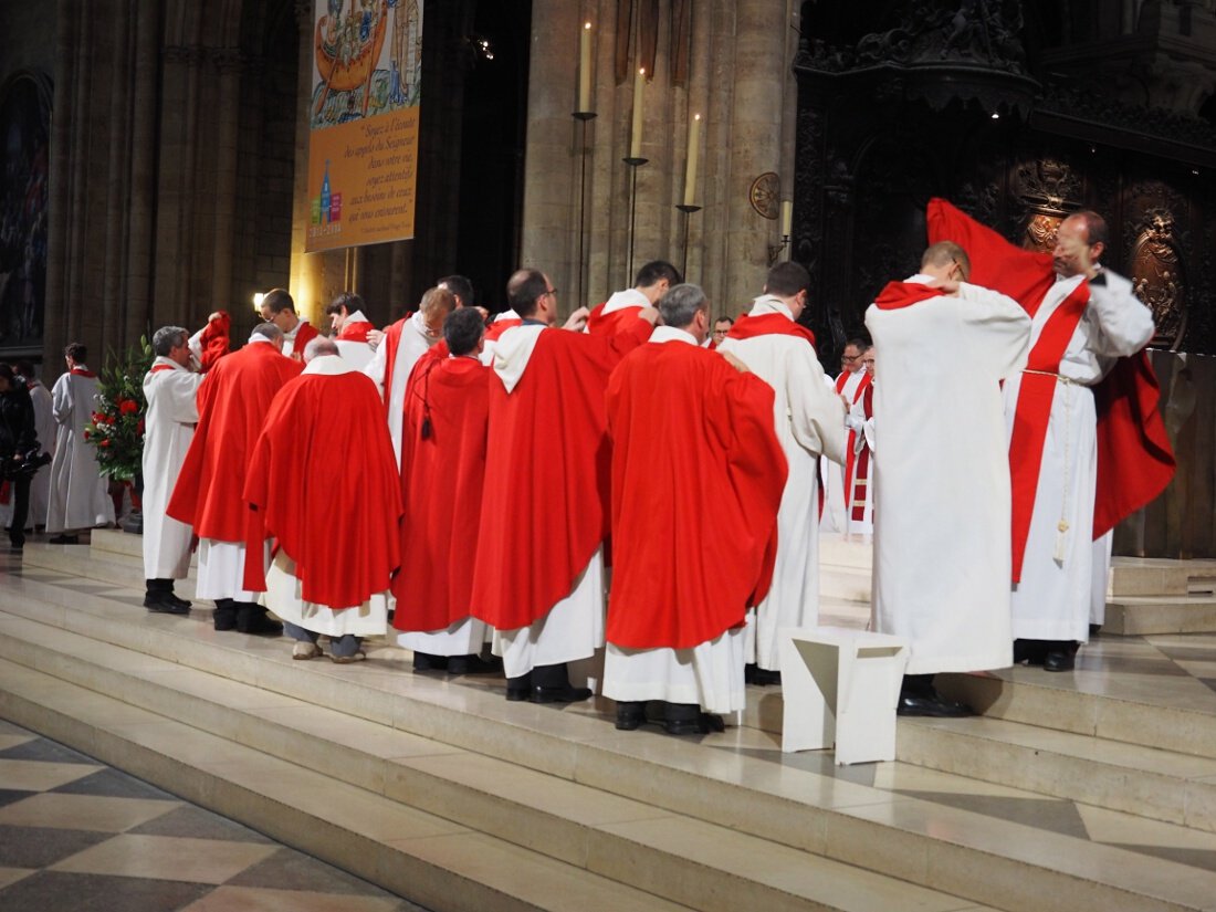 Les nouveaux prêtres revêtent la chasuble. © Yannick Boschat / Diocèse de Paris.