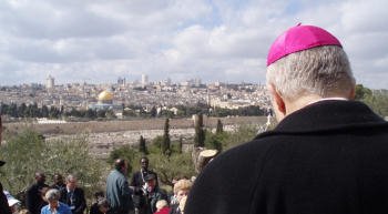 Bénédiction de l'huile offerte aux pèlerins par les sœurs du Mont des (…). 