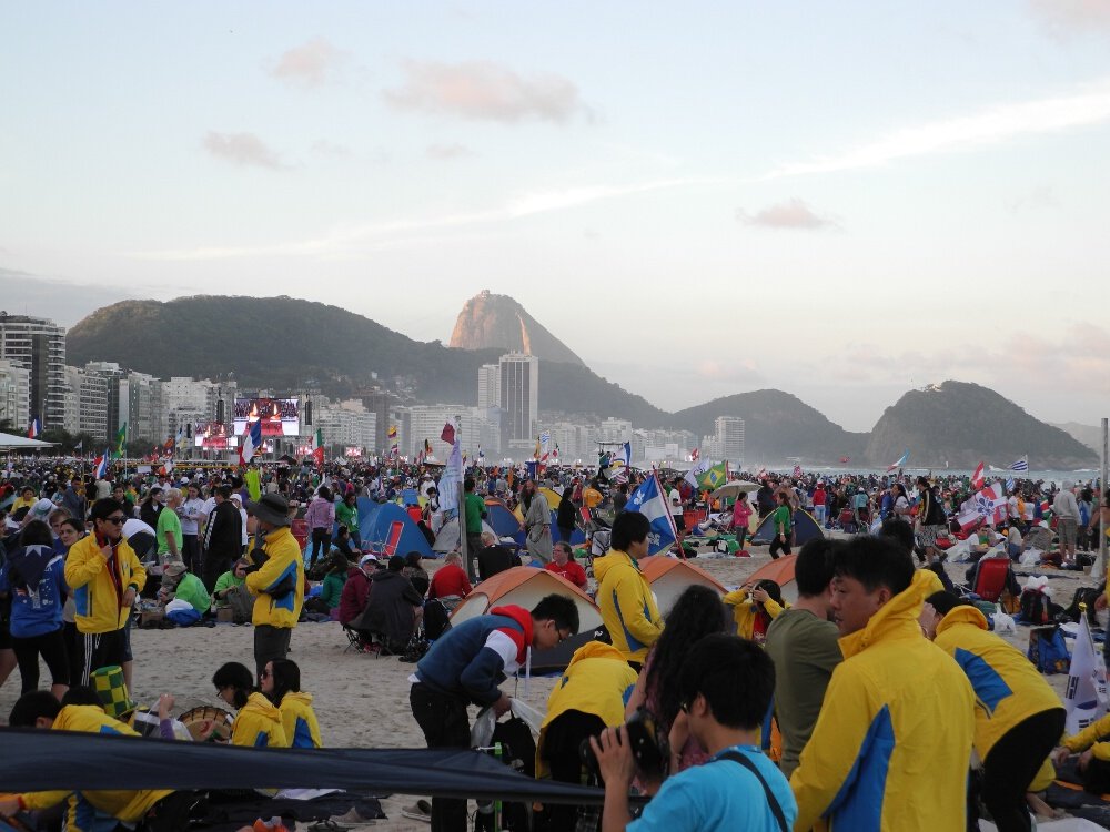 Arrivée sur la plage de Copacabana. © © Marie-Christine Bertin / Diocèse de Paris.