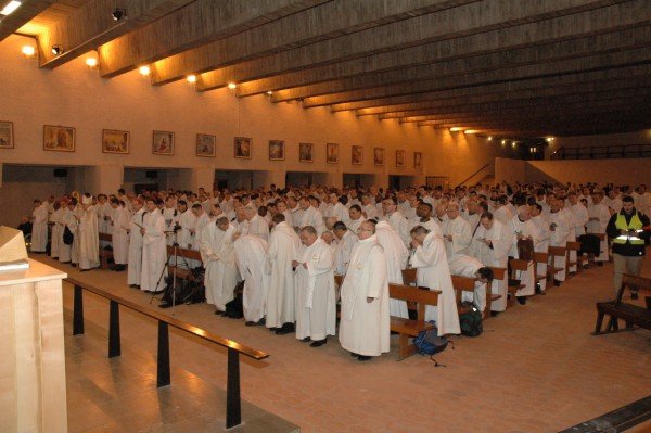 Au programme de la matinée : conférence, puis messe, dans la basilique (…). 