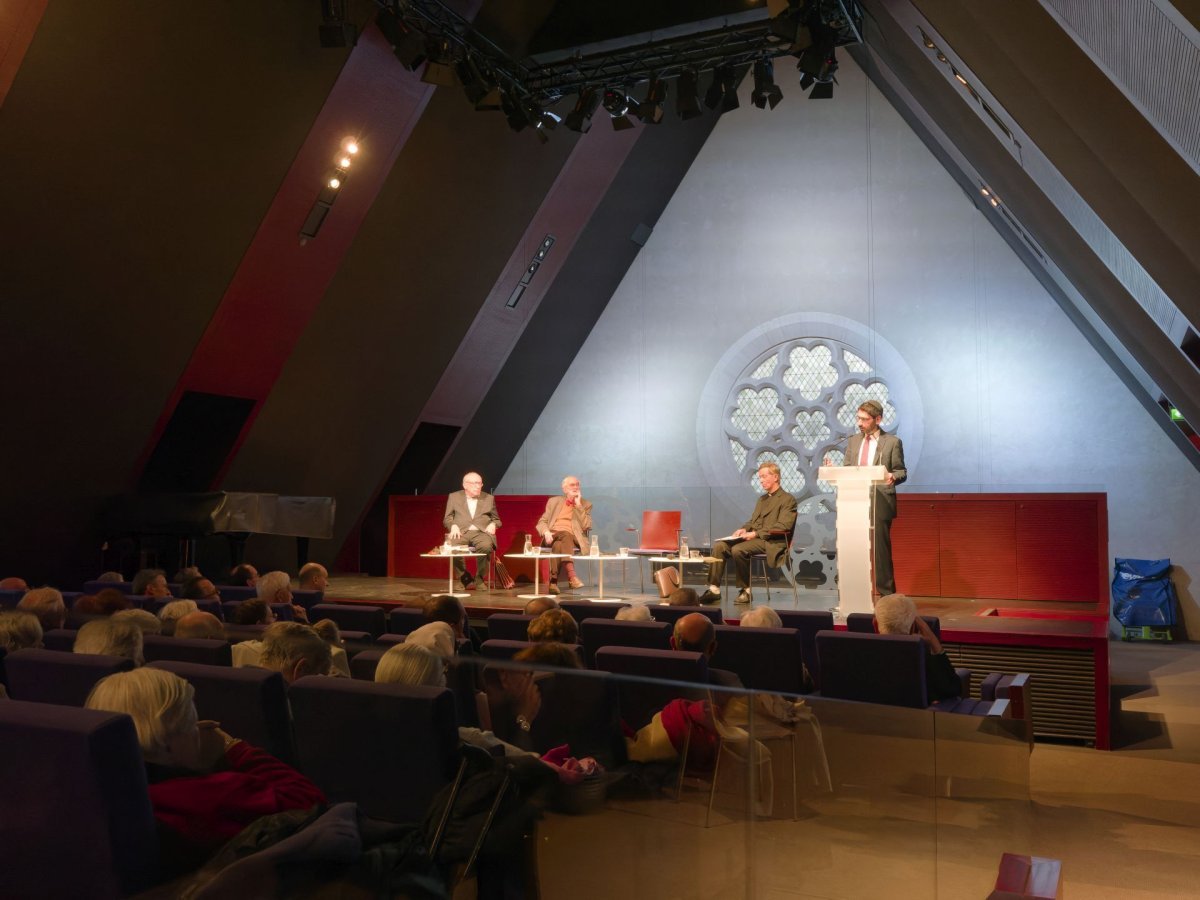 Dévoilement de la plaque donnant au Grand Auditorium le nom d'Aron (…). © Yannick Boschat / Diocèse de Paris.