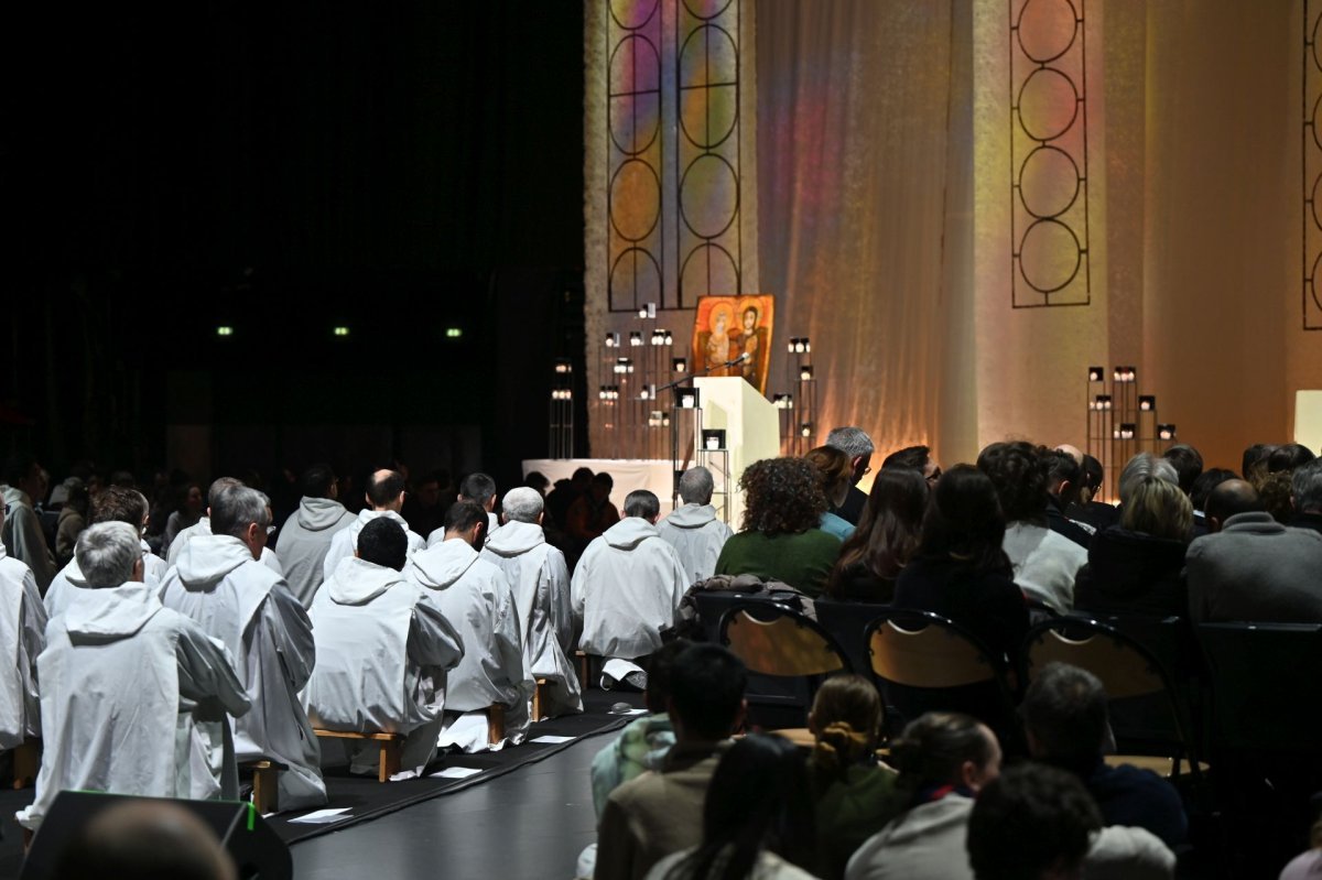 Prière du soir à l'Accor Arena à Bercy. © Marie-Christine Bertin / Diocèse de Paris.