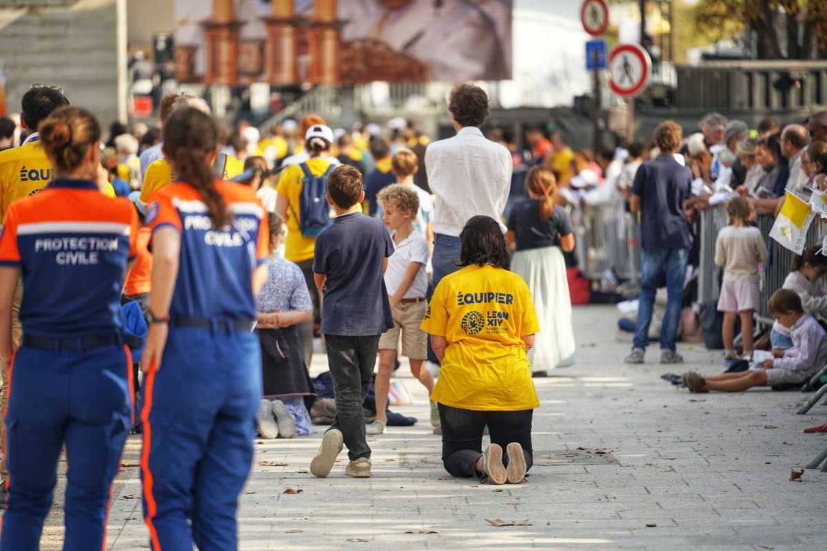 Pélerins en prière lors de la messe à la Concorde et sur les Champs-Élysées (…). © Illan Callé / Diocèse de Paris.