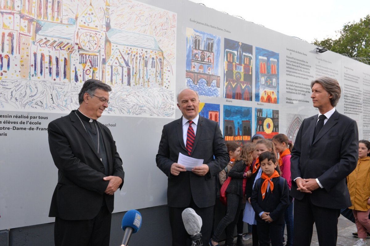 Inauguration de l'exposition de dessins au pied de la cathédrale. © Marie-Christine Bertin / Diocèse de Paris.