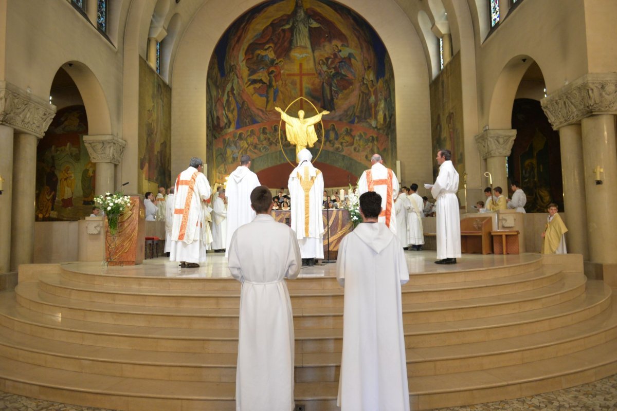 Ordinations diaconales en vue du sacerdoce à Saint-Ferdinand des Ternes (17e). © Marie-Christine Bertin / Diocèse de Paris.