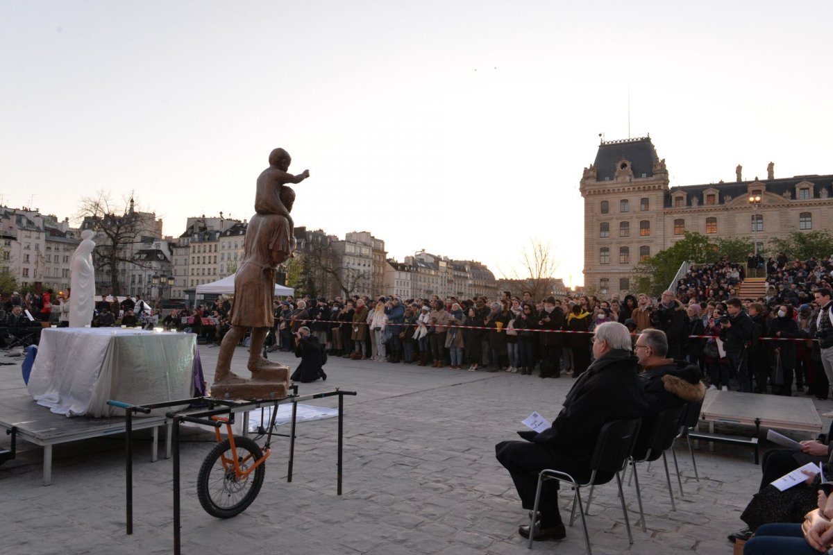 Veillée à Notre Dame avec Pierres Vivantes. © Marie-Christine Bertin / Diocèse de Paris.