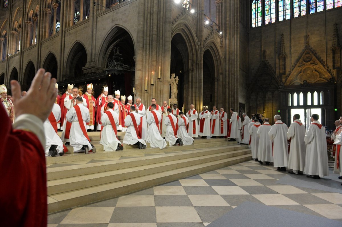 L'imposition des mains est le signe de la continuité du sacrement de (…). © Marie-Christine Bertin / Diocèse de Paris.