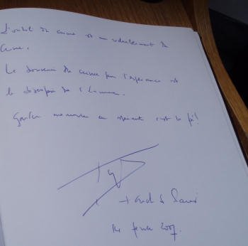 Signature du livre d'or. 