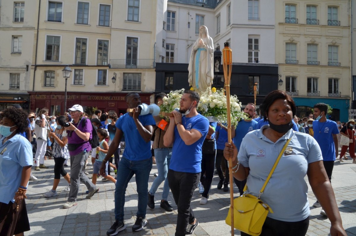 Fête de l'Assomption de la Vierge Marie : procession dans Paris. © Michel Pourny / Diocèse de Paris.