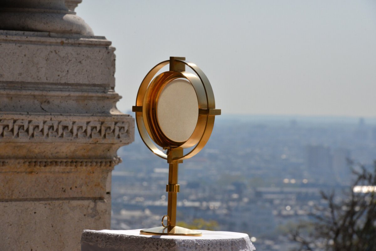 Bénédiction du Saint-Sacrement sur la ville. © Marie-Christine Bertin.