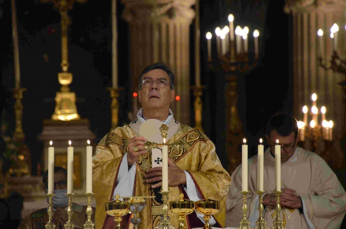 Accueil des reliques de sainte Geneviève à Saint-Germain l'Auxerrois. © Michel Pourny / Diocèse de Paris.