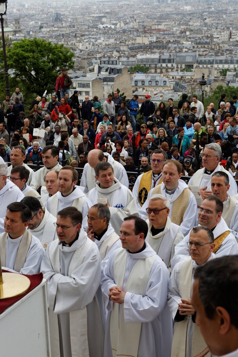 Adoration du Saint Sacrement et prière sur la ville. © Yannick Boschat / Diocèse de Paris.