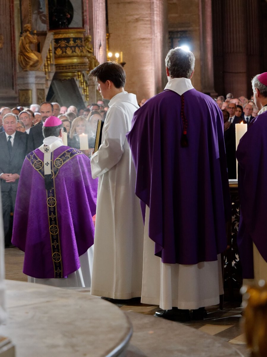 Encensement du corps de M. Jacques Chirac. © Yannick Boschat / Diocèse de Paris.