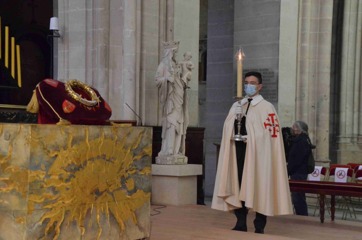 Vendredi saint à Saint-Germain l'Auxerrois : Ostension de la Couronne (…). © Michel Pourny / Diocèse de Paris.