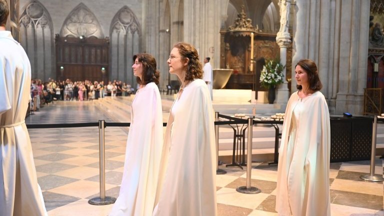 Consécration dans l'Ordre des Vierges 2025. (c) Marie-Christine Bertin / Diocese de Paris.