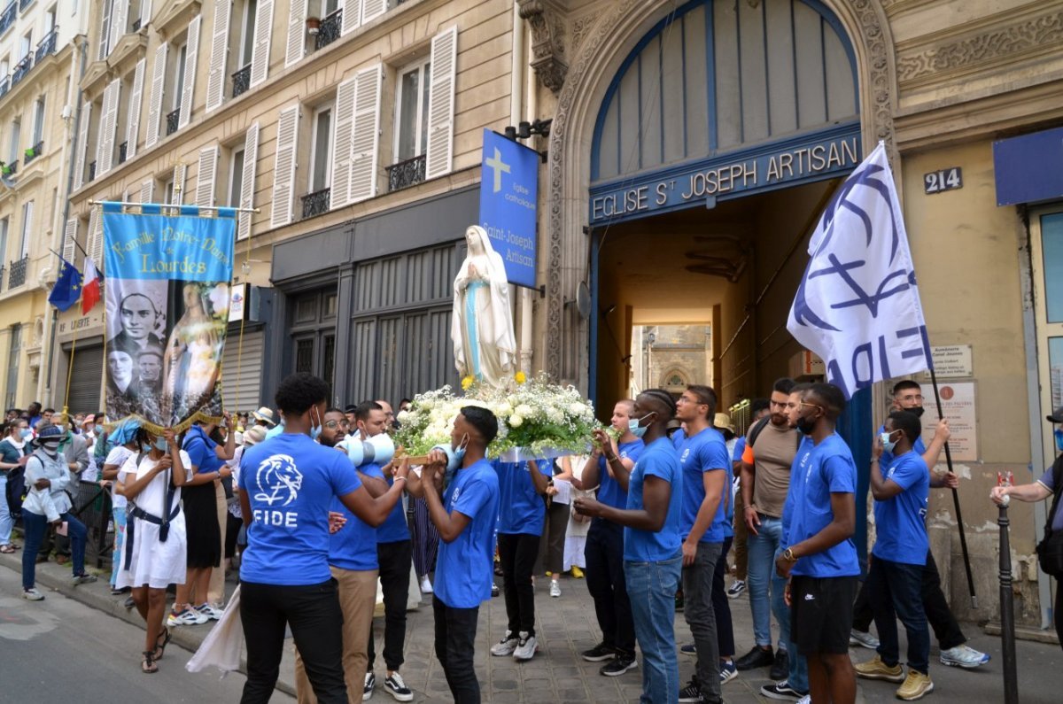 Fête de l'Assomption de la Vierge Marie : procession dans Paris. © Michel Pourny / Diocèse de Paris.