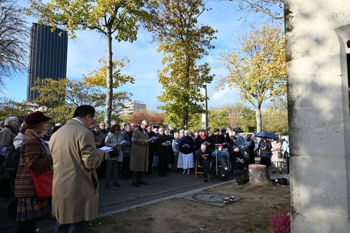 Prière pour les prêtres défunts au cimetière Montparnasse 2025. © Marie-Christine Bertin / Diocèse de Paris.