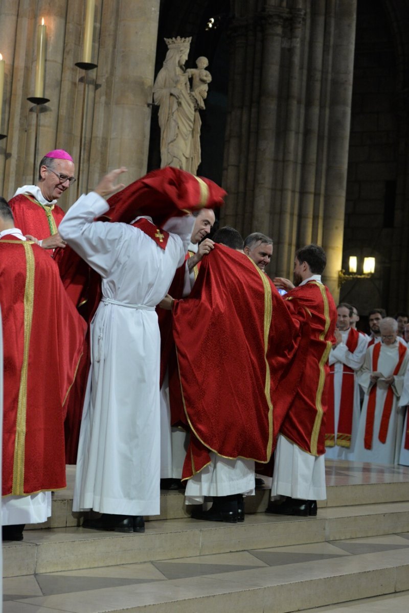 Les nouveaux prêtres revêtent l'étole et la chasuble. © Marie-Christine Bertin / Diocèse de Paris.